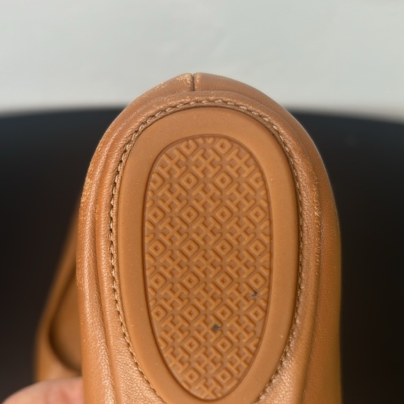 Tori Burch brown flats size 9.5 with gold emblem - Picture 6 of 6